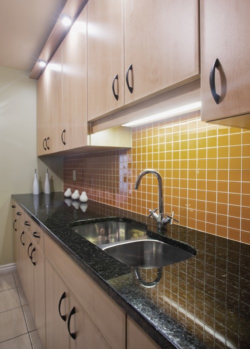 Birch Cabinet with Glass Backsplash and Uba Tuba Granite